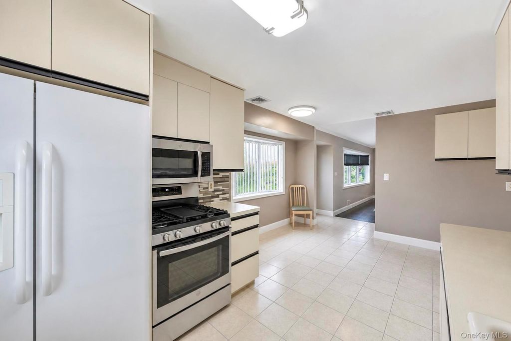 62 Wellesley Lane, Hicksville, NY 11801 — photo 4