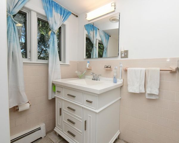 24 Lakewood Road, Sagamore Beach, MA 02562