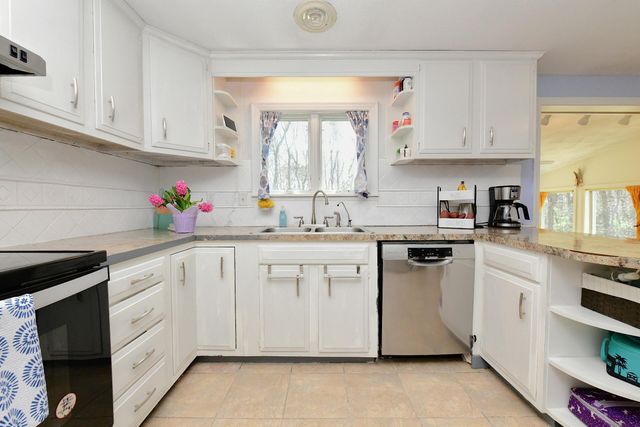 24 Lakewood Road, Sagamore Beach, MA 02562