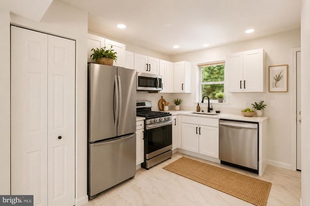 6002 RIXEY DR, Alexandria, VA 22303