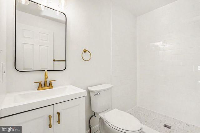 6002 RIXEY DR, Alexandria, VA 22303