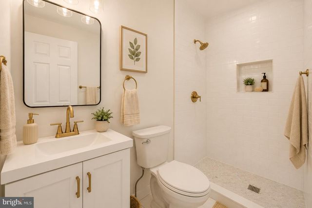 6002 RIXEY DR, Alexandria, VA 22303