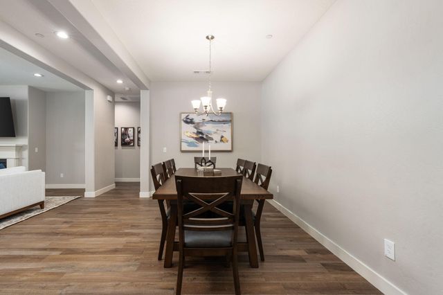 3428 N Crenshaw Court, Visalia, CA 93291