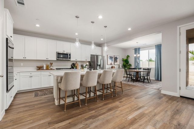 3428 N Crenshaw Court, Visalia, CA 93291