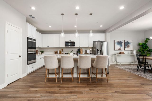 3428 N Crenshaw Court, Visalia, CA 93291