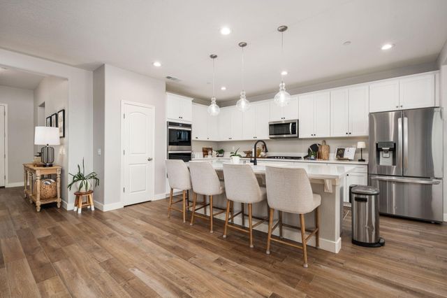 3428 N Crenshaw Court, Visalia, CA 93291