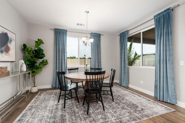 3428 N Crenshaw Court, Visalia, CA 93291