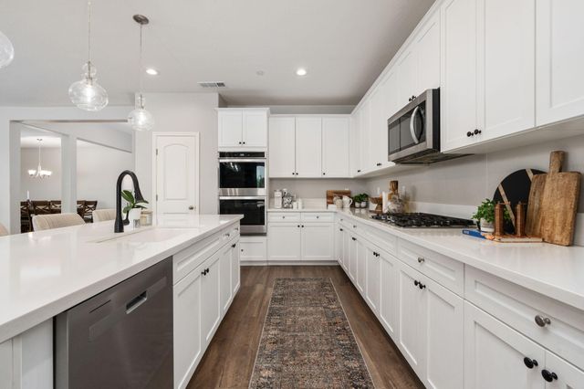 3428 N Crenshaw Court, Visalia, CA 93291