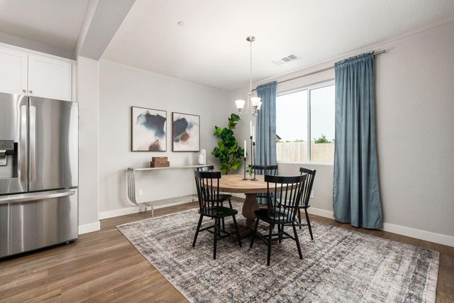 3428 N Crenshaw Court, Visalia, CA 93291