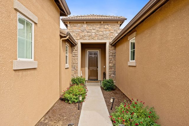 3428 N Crenshaw Court, Visalia, CA 93291