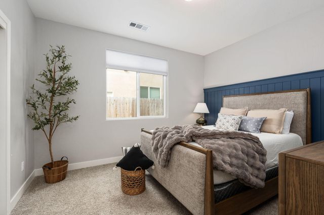 3428 N Crenshaw Court, Visalia, CA 93291