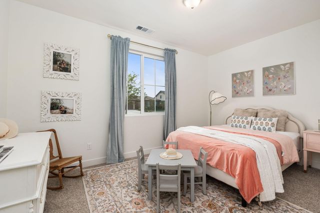 3428 N Crenshaw Court, Visalia, CA 93291