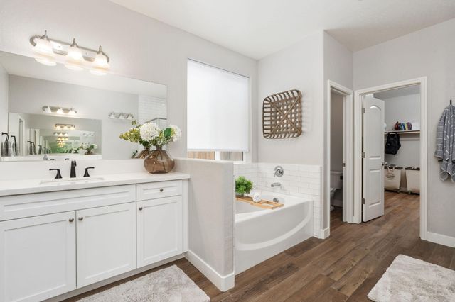 3428 N Crenshaw Court, Visalia, CA 93291