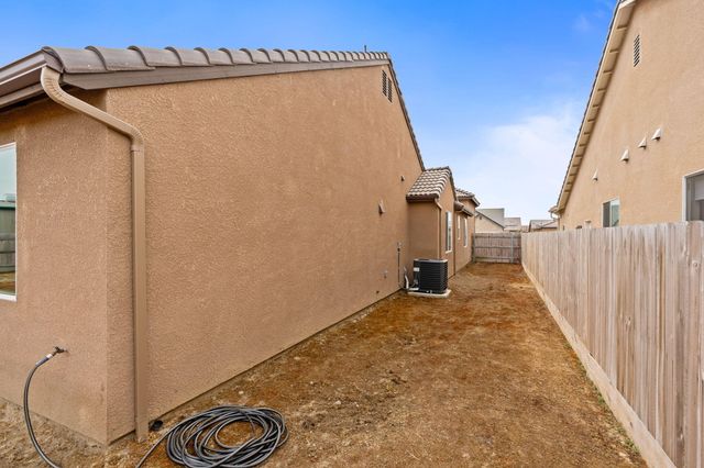 3428 N Crenshaw Court, Visalia, CA 93291