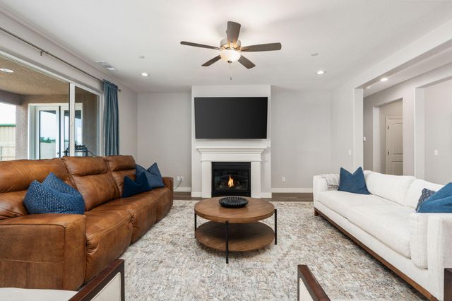 3428 N Crenshaw Court, Visalia, CA 93291