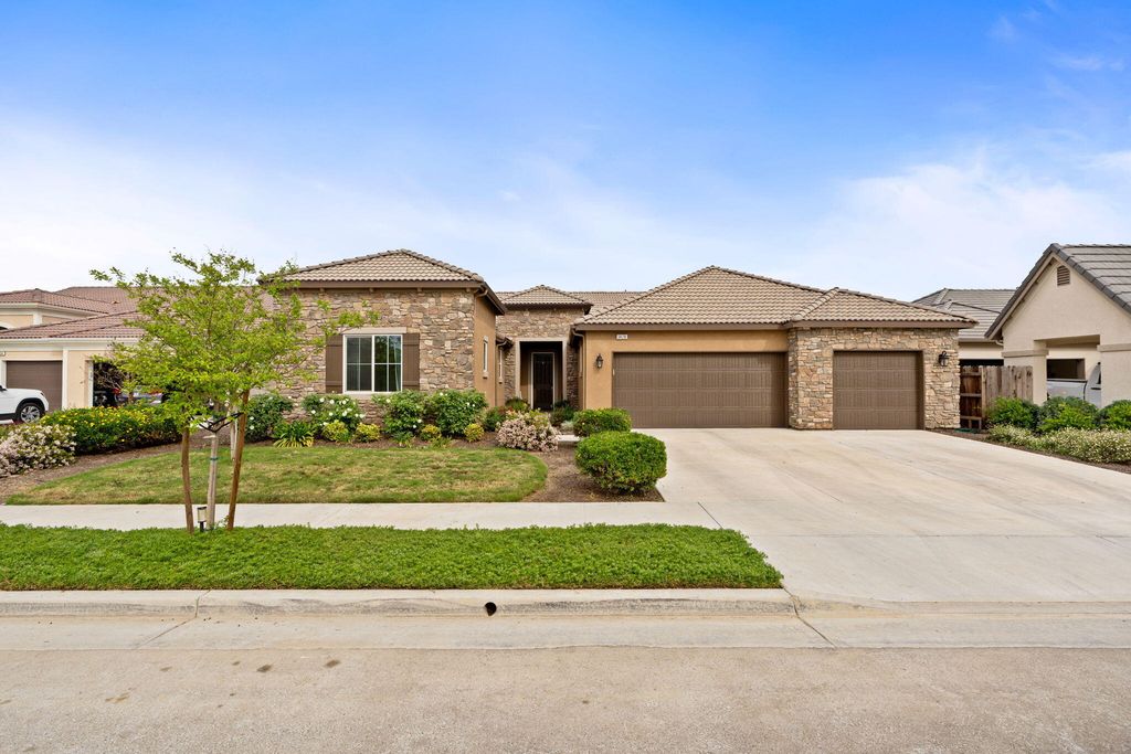 3428 N Crenshaw Court, Visalia, CA 93291