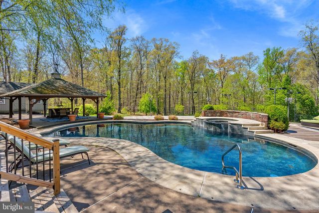 2094 AQUETONG RD, New Hope, PA 18938