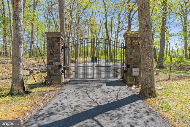 2094 AQUETONG RD, New Hope, PA 18938