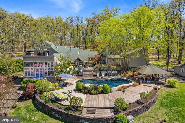 2094 AQUETONG RD, New Hope, PA 18938