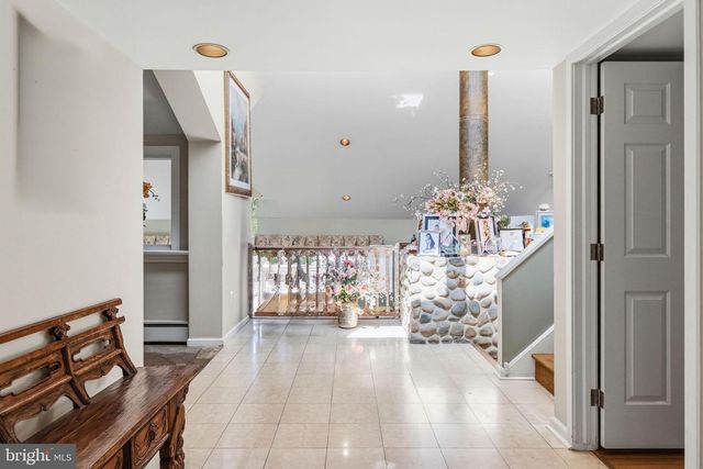 2094 AQUETONG RD, New Hope, PA 18938