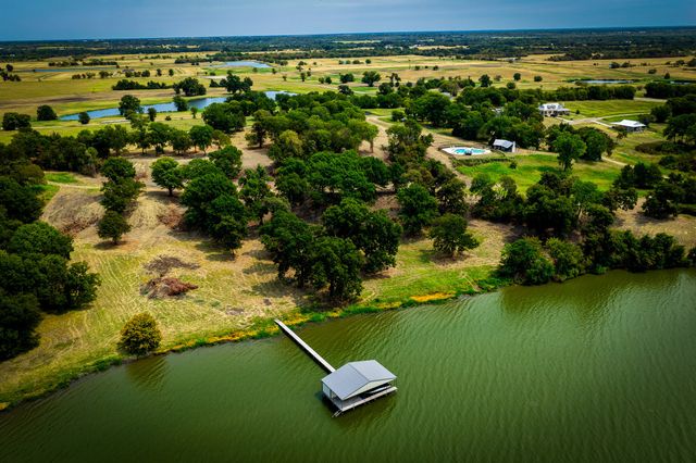 2085 S Oaks Lane, Lone Oak, TX 75453