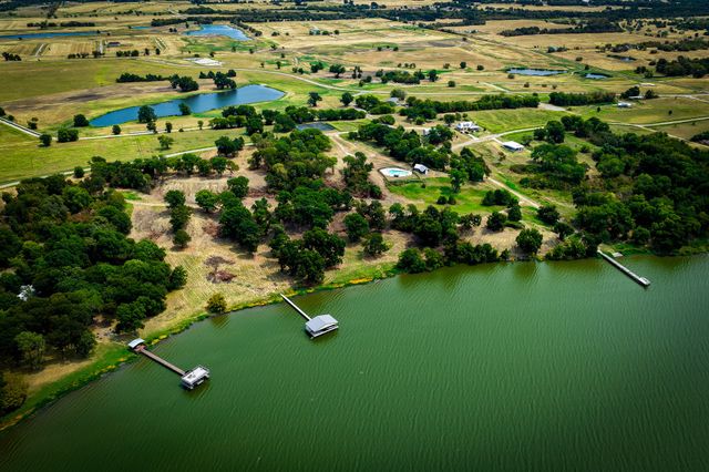 2085 S Oaks Lane, Lone Oak, TX 75453