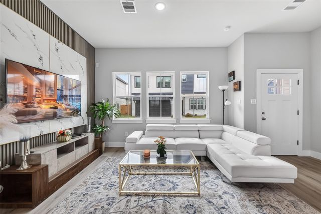 6702 Metro Blvd 2, Houston, TX 77083