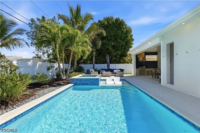 553 106th AVE N, Naples, FL 34108