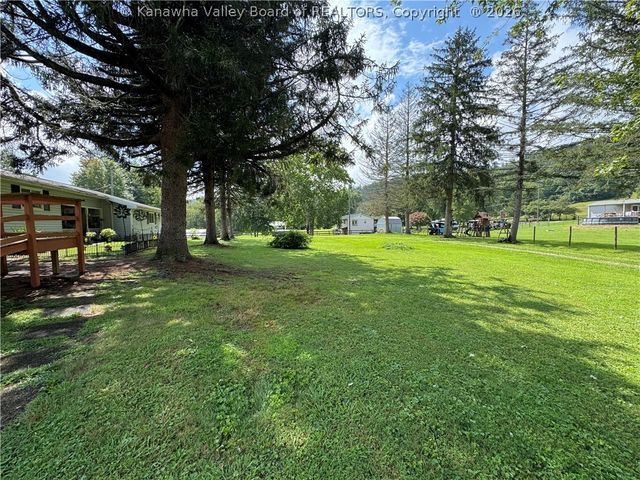 68 Skidmore Lane, Poca, WV 25159