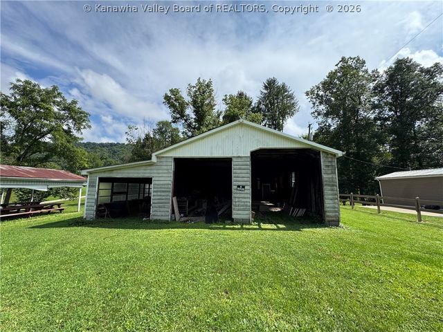 68 Skidmore Lane, Poca, WV 25159