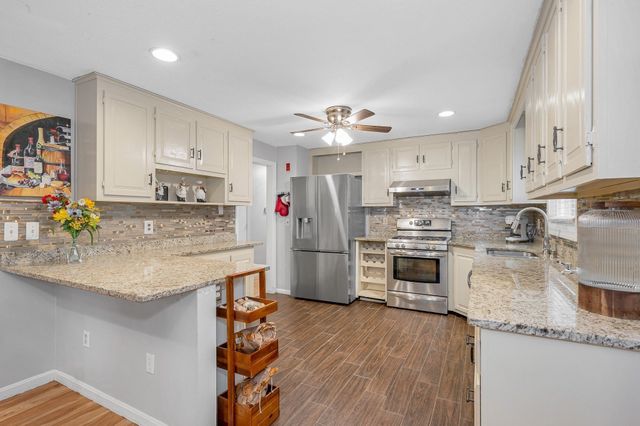 100 Village Dr, Dracut, MA 01826