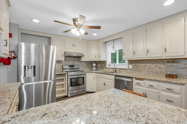 100 Village Dr, Dracut, MA 01826