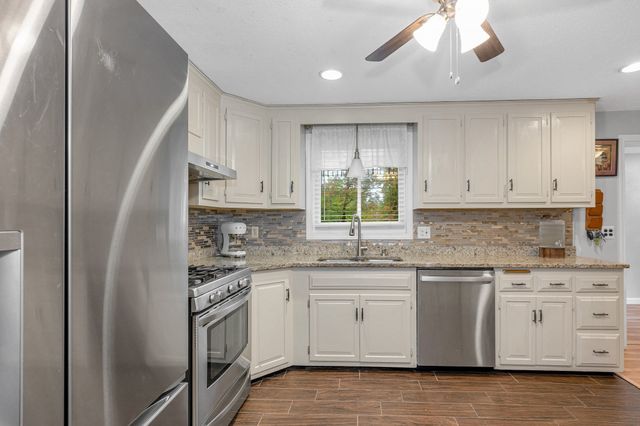 100 Village Dr, Dracut, MA 01826