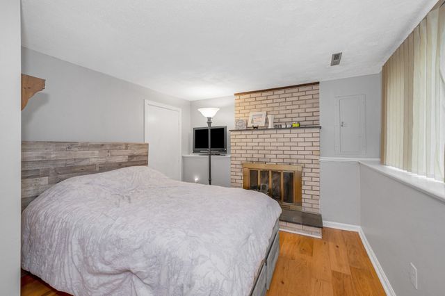 100 Village Dr, Dracut, MA 01826