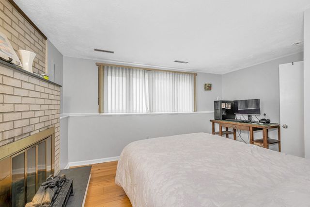 100 Village Dr, Dracut, MA 01826