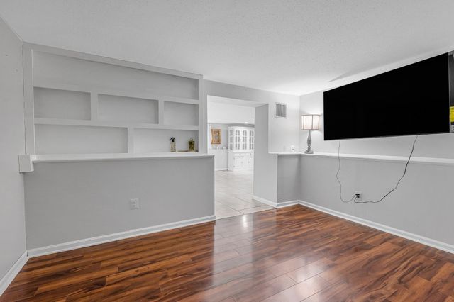 100 Village Dr, Dracut, MA 01826