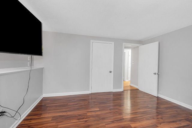100 Village Dr, Dracut, MA 01826