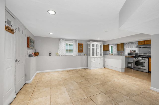 100 Village Dr, Dracut, MA 01826