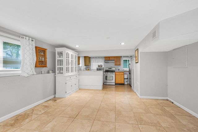 100 Village Dr, Dracut, MA 01826