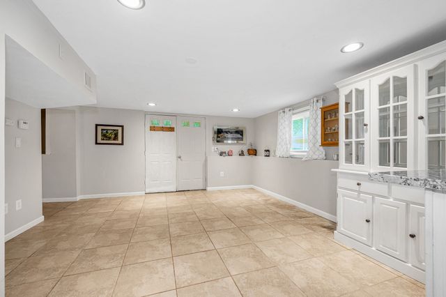 100 Village Dr, Dracut, MA 01826