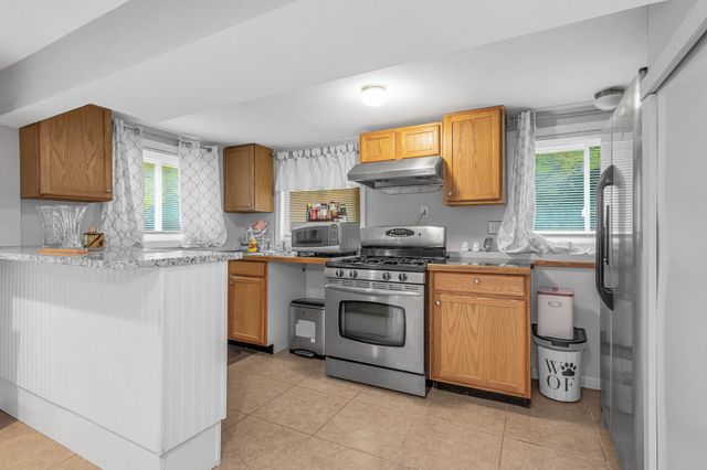100 Village Dr, Dracut, MA 01826