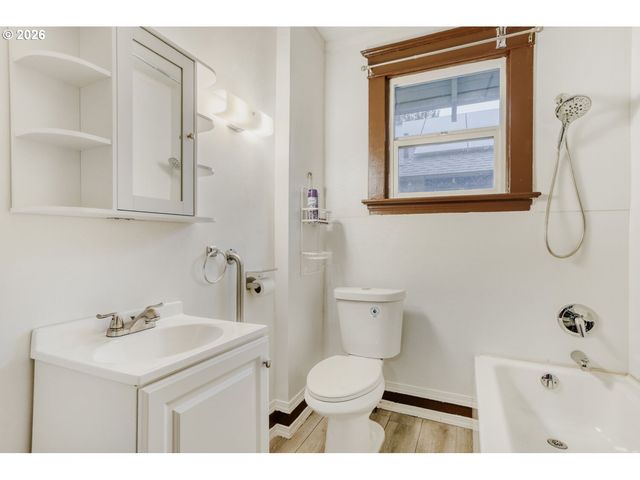 2145 Se CESAR E CHAVEZ Blvd, Portland, OR 97214