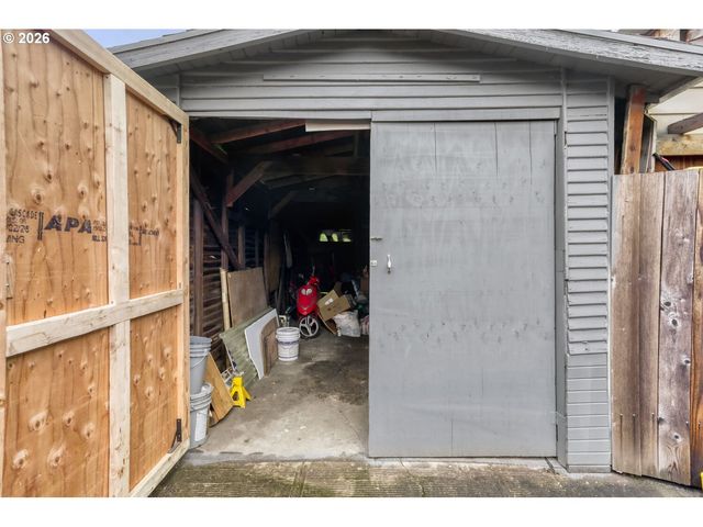 2145 Se CESAR E CHAVEZ Blvd, Portland, OR 97214