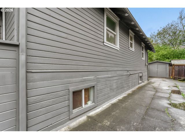 2145 Se CESAR E CHAVEZ Blvd, Portland, OR 97214