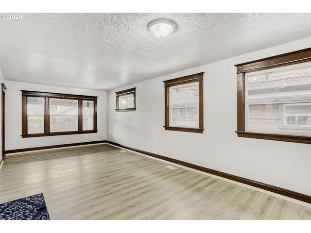 2145 Se CESAR E CHAVEZ Blvd, Portland, OR 97214