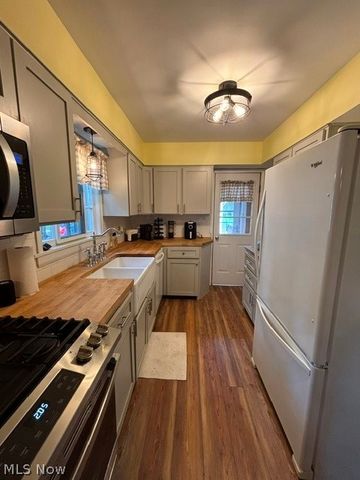 93 Harcourt Drive, Akron, OH 44313
