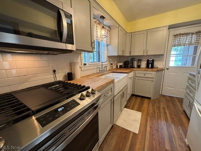 93 Harcourt Drive, Akron, OH 44313