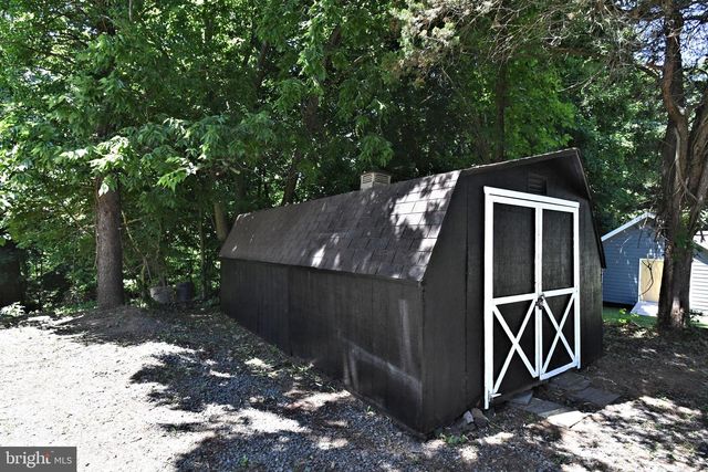 864 CHESTNUT ST, Douglassville, PA 19518