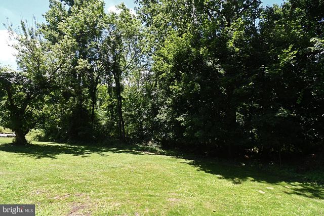 864 CHESTNUT ST, Douglassville, PA 19518