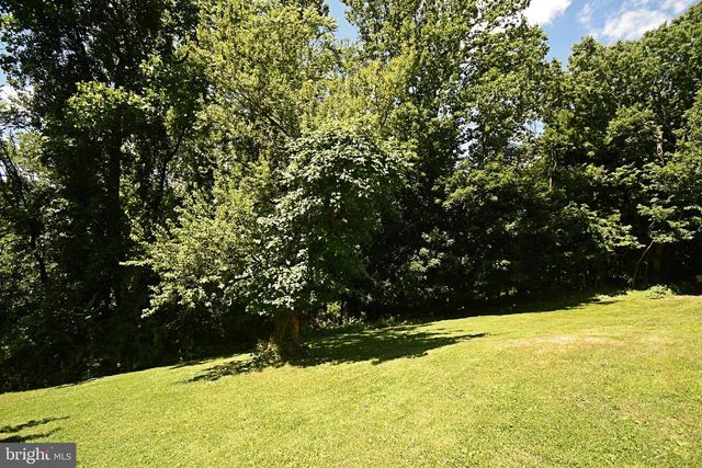 864 CHESTNUT ST, Douglassville, PA 19518